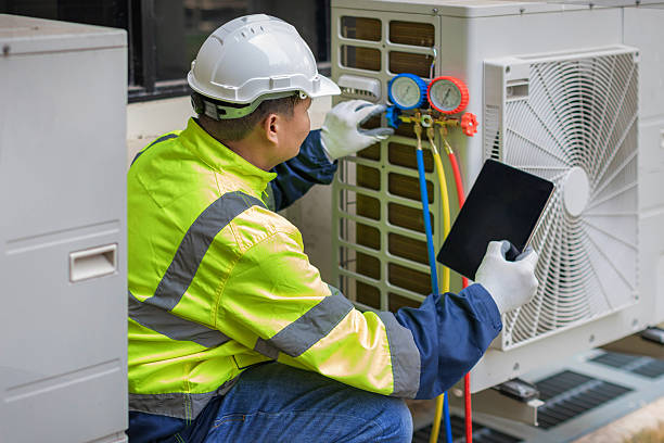 Professional Hvac technician working in Clinton, IA